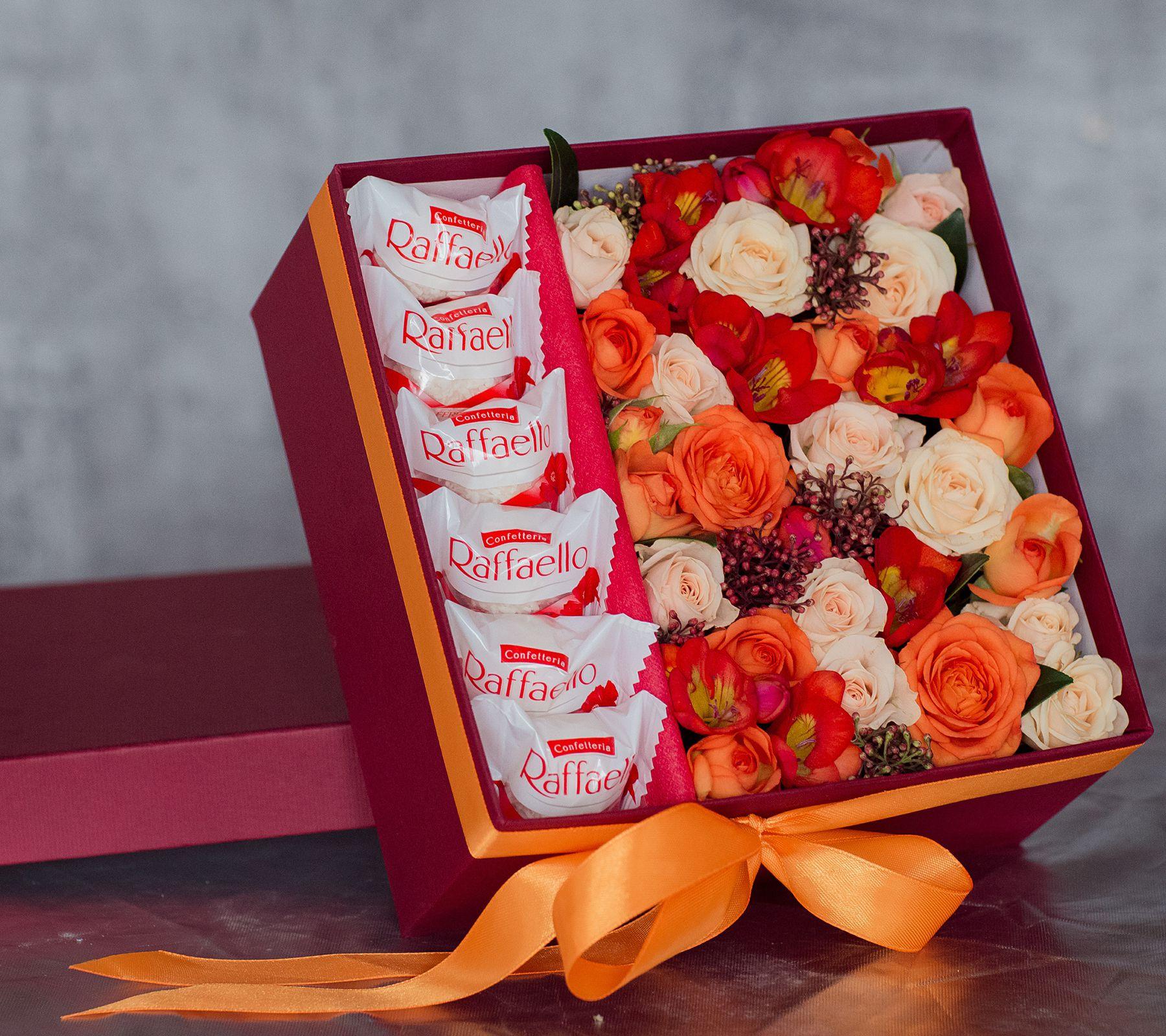 Подарочные букеты цветов. Коробка с цветами и конфетами. Подарочные коробки с цветами и конфетами. Букеты в коробках с конфетами. Коробки цветы с конфетами.